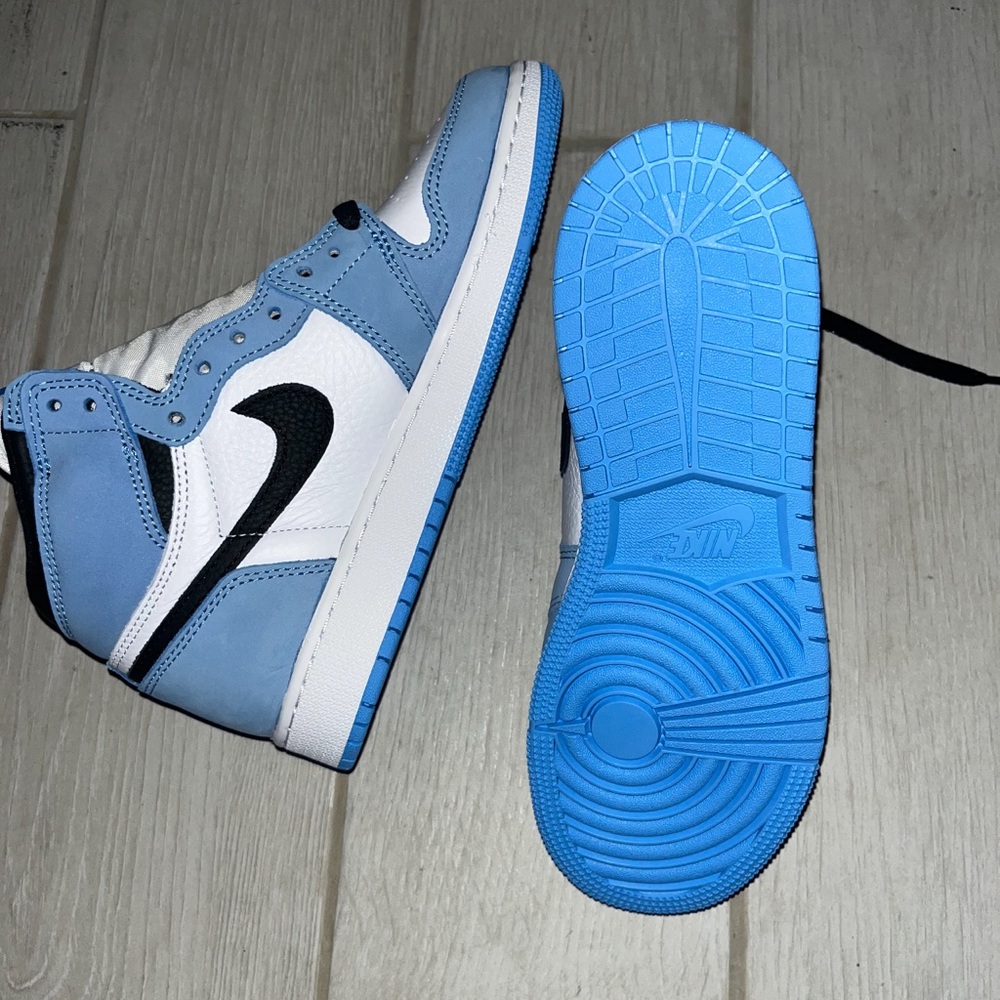University blue retro 1’s size 6 brand new obo